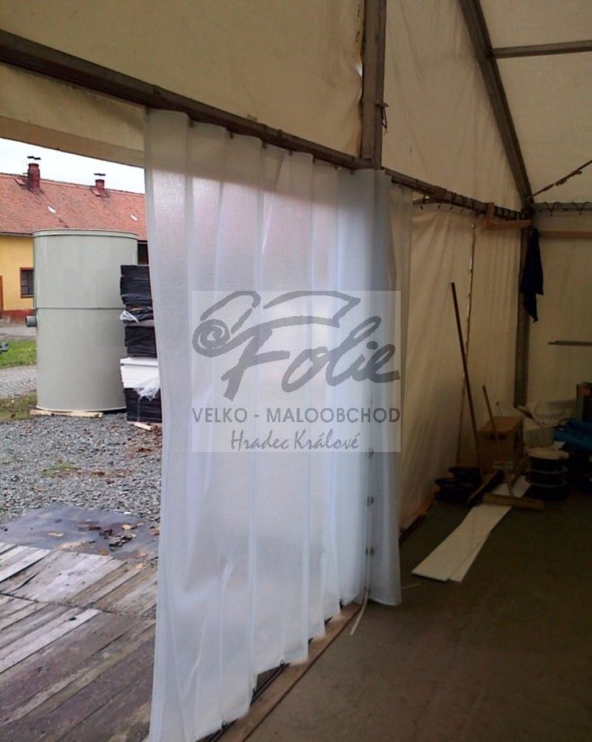 Závěs z čiré folie PVC 625g/m2 s mřížkou