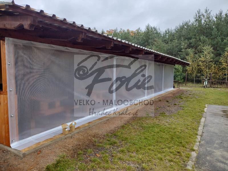 Závěs z čiré folie PE 230g/m2 s mřížkou