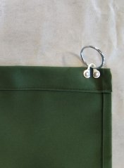 Závěs z termoizolační látky ze Zelené se závěsnými oky