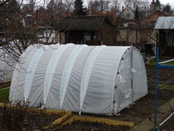 Pásky přes fóliovník