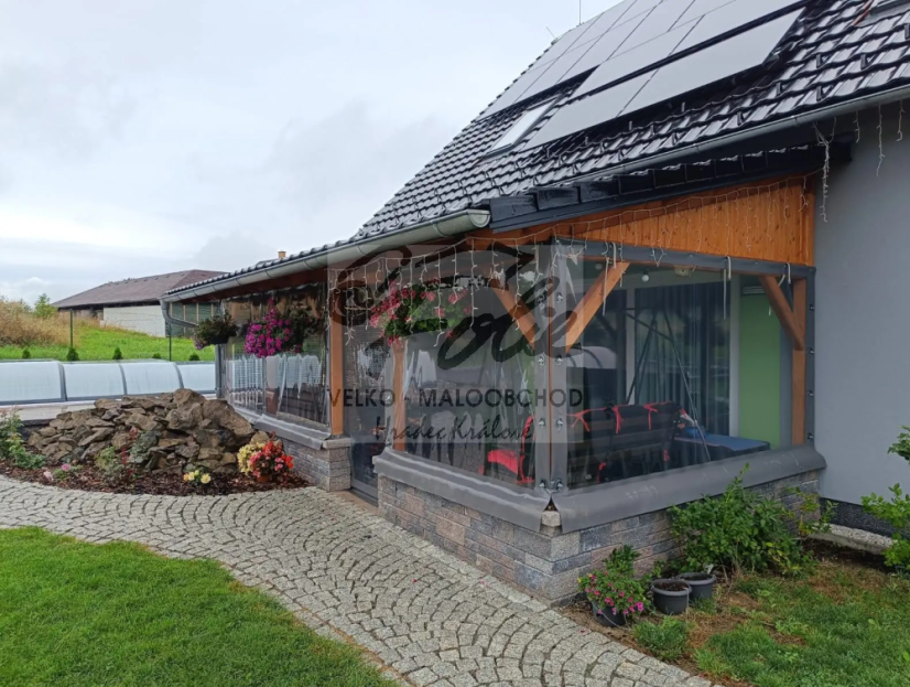 Plachta čirá síly 1mm na pergolu olemovaná s oky - Na míru