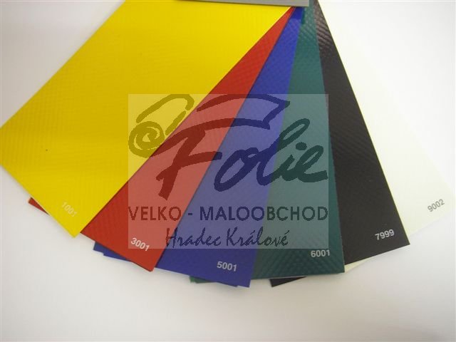 Závěs s oky z PVC plachty 630g/m2 s výztužnou mřížkou