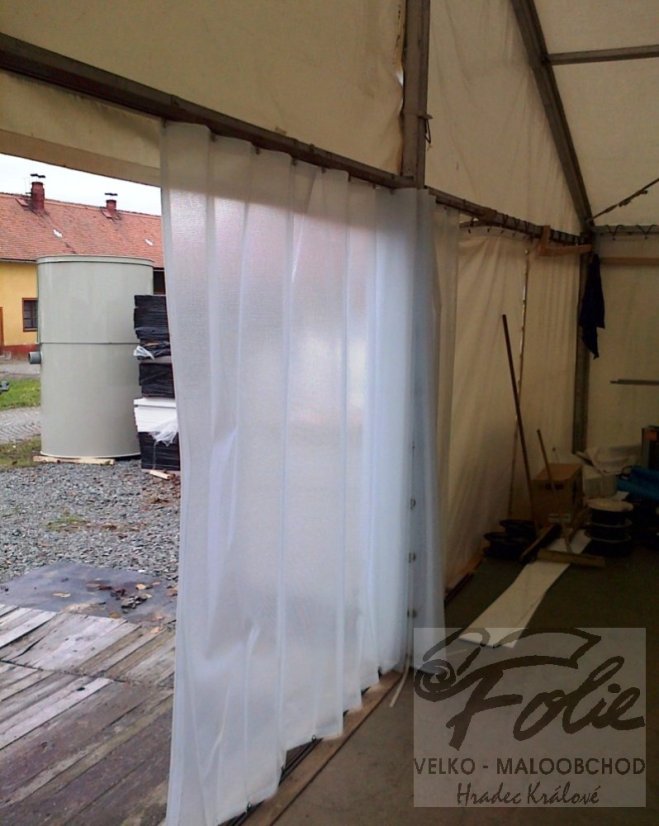 Závěs z čiré folie PVC 625g/m2 s mřížkou