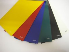 Závěs s oky z PVC plachty 630g/m2 s výztužnou mřížkou