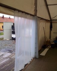 Závěs z čiré folie PVC 625g/m2 s mřížkou