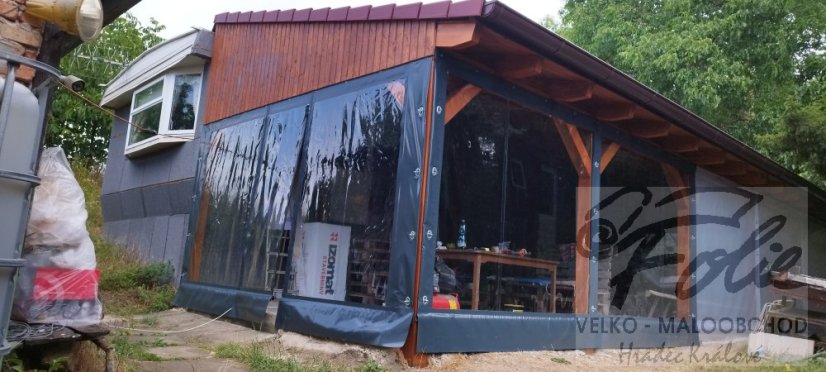 Plachta čirá síly 1mm na pergolu olemovaná s oky - Na míru - Olemování: Černá